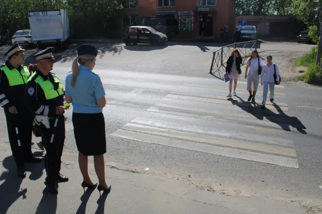 Сотрудники ГАИ Люберец призывают пешеходов соблюдать ПДД при переходе через проезжую часть