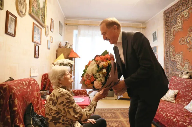 Владимир Ружицкий поздравил с вековым юбилеем жительницу Люберец