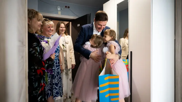 Глава Люберец Владимир Волков поздравил с Днём защиты детей семью участника СВО