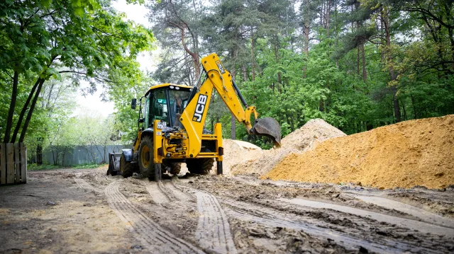 Устройство тропиночной сети в Томилинском лесопарке планируют завершить в сентябре