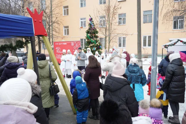 Новогоднее представление «Выходи во двор» состоялось в поселке Октябрьский