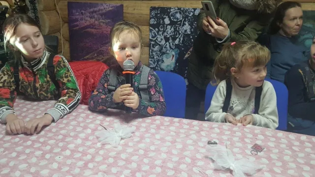 В Люберцах победителям новогоднего вокального конкурса вручили сертификаты и сувениры