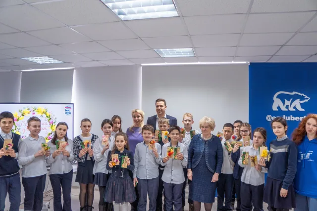 «Единая Россия» в Люберцах провела для школьников мастер-класс «Открытка для мамы»