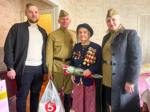 В Люберцах организовали праздничный концерт перед домом участника ВОВ 