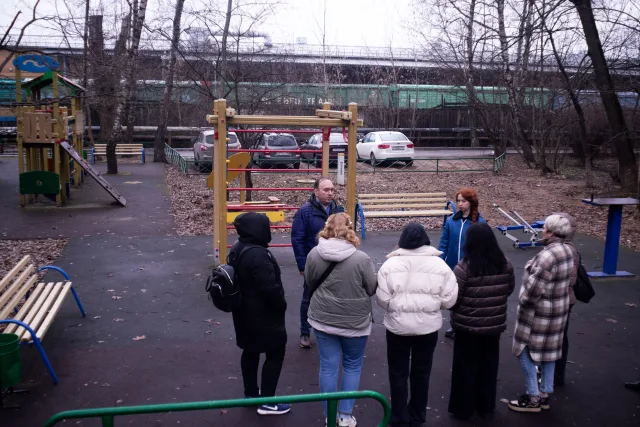 В Люберцах проверили состояние детской площадки и обсудили вопросы ЖКХ с жителями