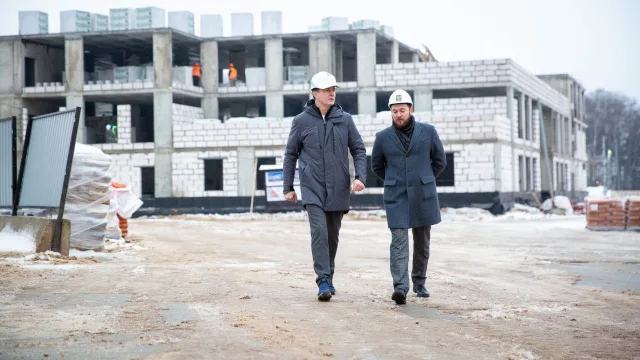 Владимир Волков проверил ход строительства соцобъектов в ЖК Люберец