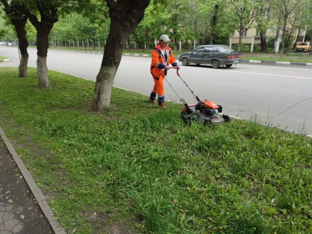Более 150 км придорожных полос окосили в Люберцах за месяц