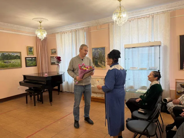 Партийцы Дзержинского городского округа Люберцы поздравили заслуженного учителя Московской области с 90-летием