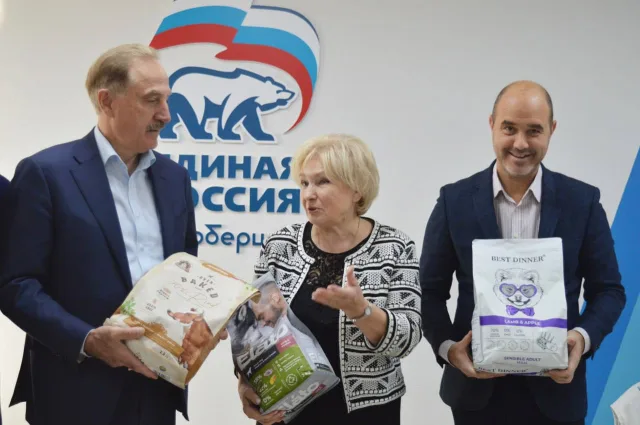 Партийцы из Люберец передали корм для животных из приюта