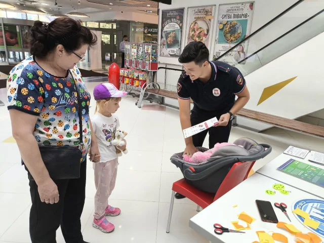 Инспекторы ГАИ напомнили жителям Люберец о важности соблюдения правил перевозки детей