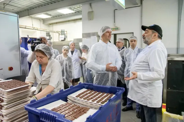 Владимир Волков ознакомился с производством сувенирного шоколада в Люберцах