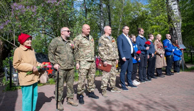 В Люберцах сторонники «Единой России» и активисты «МГЕР» возложили цветы к братской могиле советских воинов