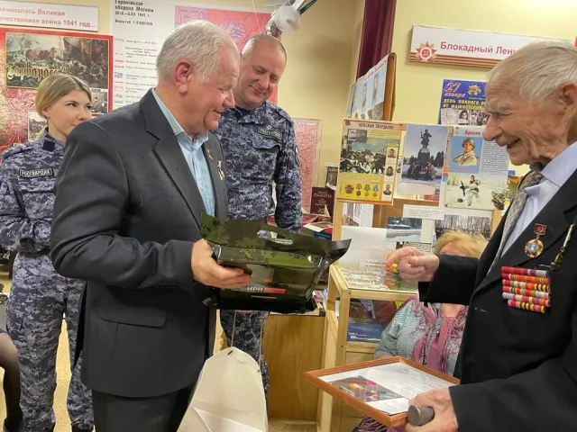 Сотрудники Росгвардии поздравили с 98-летием ветерана Великой Отечественной войны из Люберец