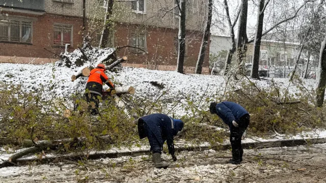 Последствия апрельской непогоды устраняют в Дзержинском