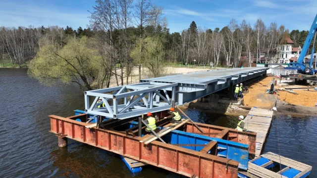 В Люберцах приступили к надвижке пролетного строения пешеходного моста через Македонку