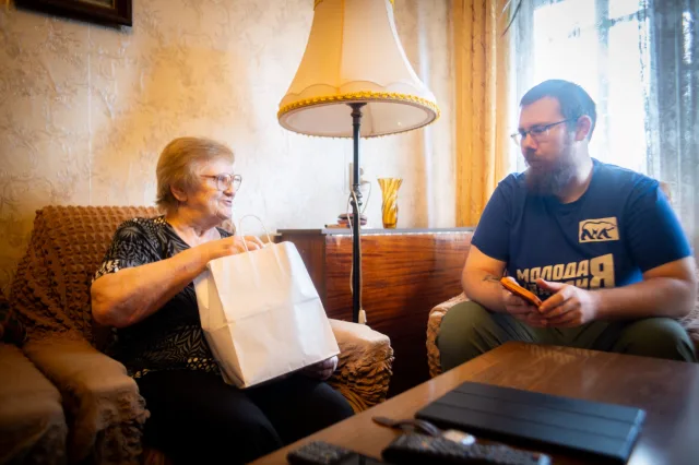 Молодогвардейцы подарили глюкометр блокаднице из Люберец