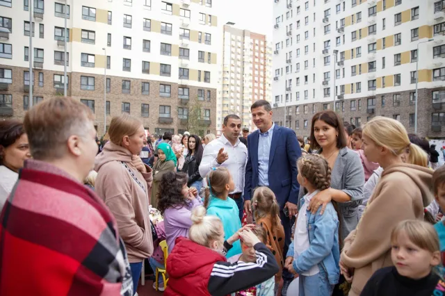 Владимир Волков принял участие в праздновании Дня соседей в новом микрорайоне Люберец