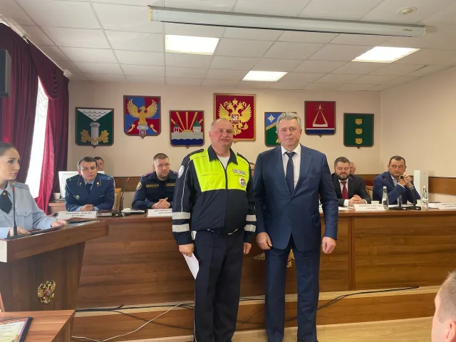 В полиции Люберец вручили грамоты по итогам работы за первый квартал