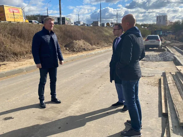 Дмитрий Дениско проверил работы по реконструкции Октябрьского проспекта в Люберцах