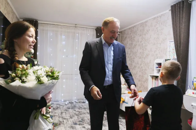 Владимир Ружицкий в рамках «Ёлки желаний» поздравил семью участника СВО