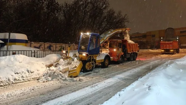 Почти 120 единиц техники дополнительно привлекли в Люберцах для уборки снега с городских улиц