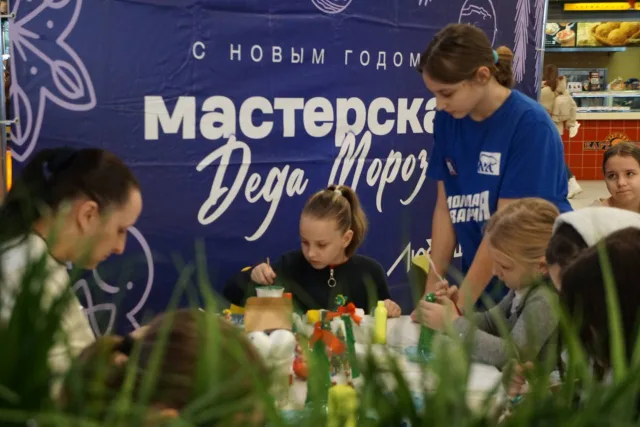 Более 400 маленьких жителей Люберец стали помощниками Деда Мороза