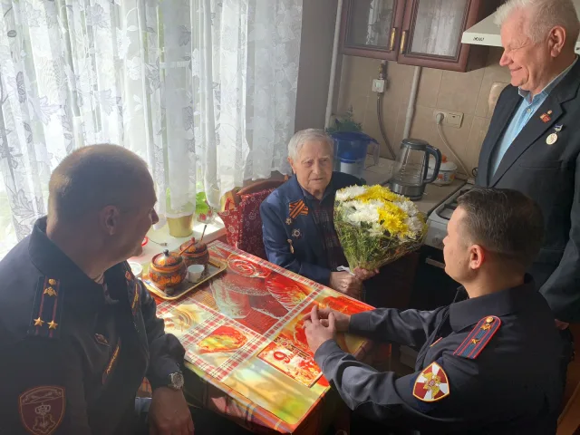 Представители Росгвардии поздравили участника ВОВ из Люберец с Днем Победы