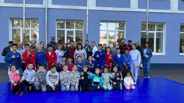 Спортсмены организовали для избирателей Люберец показательные выступления по самбо