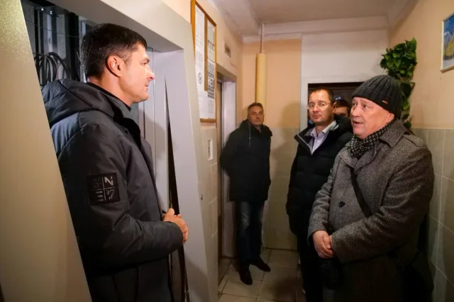 Владимир Волков проверил замену лифтов в многоквартирном доме в Люберцах