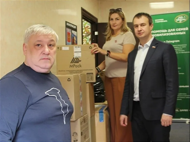 Жители Люберец предали в Центр поддержки семей СВО железные банки для окопных свечей