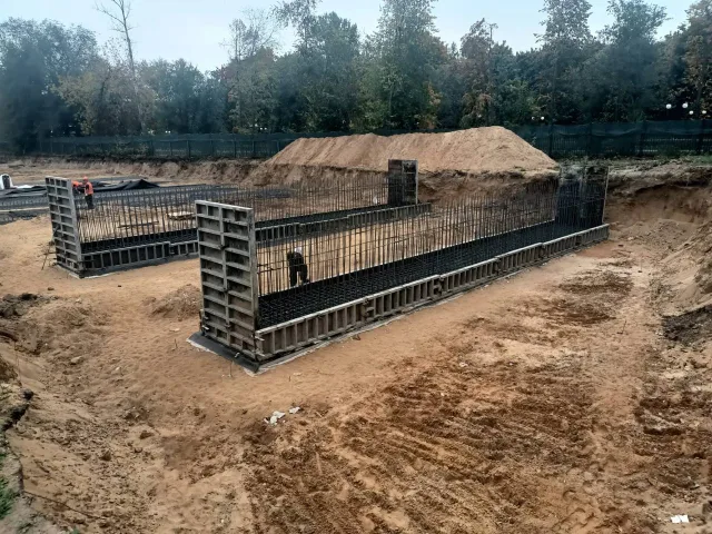 На стадионе «Торпедо» в Люберцах приступили к обустройству фундамента под трибуну