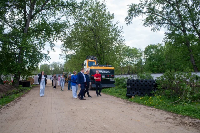 Партийцы проверили благоустройство Центрального парка в Люберцах