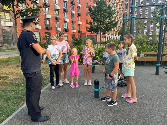 Инспекторы ГАИ провели для жителей двора в Люберцах урок безопасного поведения на дорогах