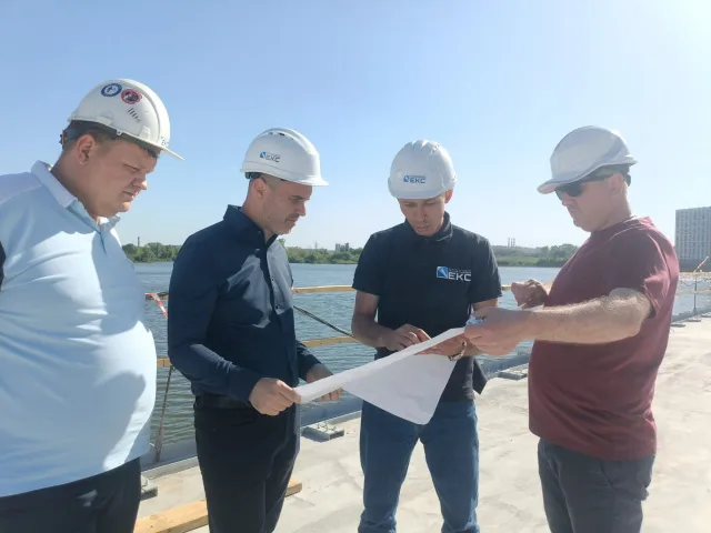 Партийцы проверили строительство пешеходного моста «Дружба» в Люберцах