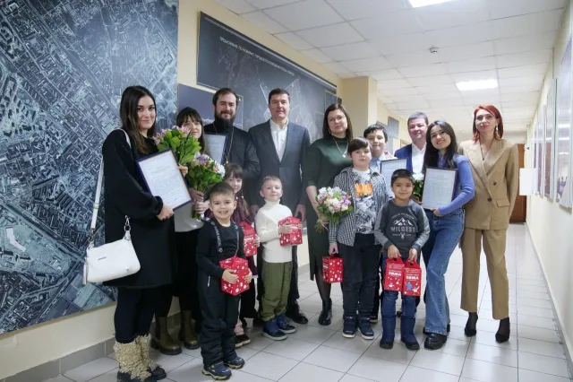 Владимир Волков вручил молодым семьям Люберец свидетельства на получение выплат на жилье