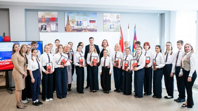 Владимир Волков вручил юным жителям Люберец первые паспорта