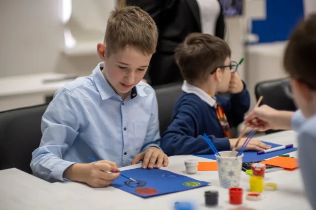 Мастер-класс ко Дню космонавтики провели активисты «Единой России» Люберец