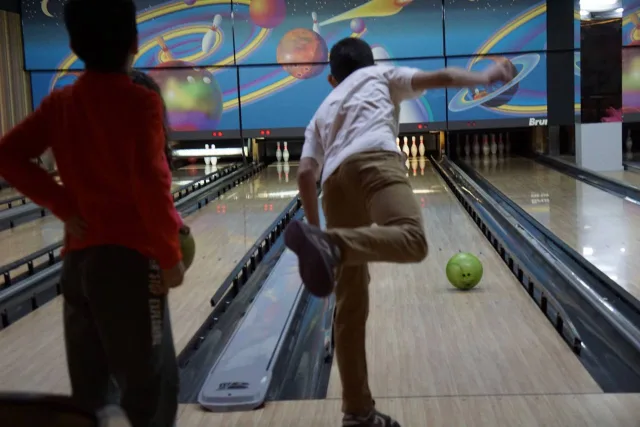 В Люберцах для детей бойцов СВО организовали игры и лазертаг и в боулинг